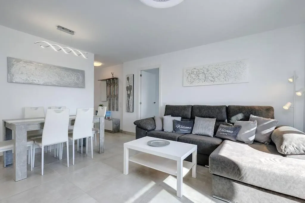 019 Stylish 3 Bed Ibensa Square Apt, Near Beach & Bars Benalmádena Appartement