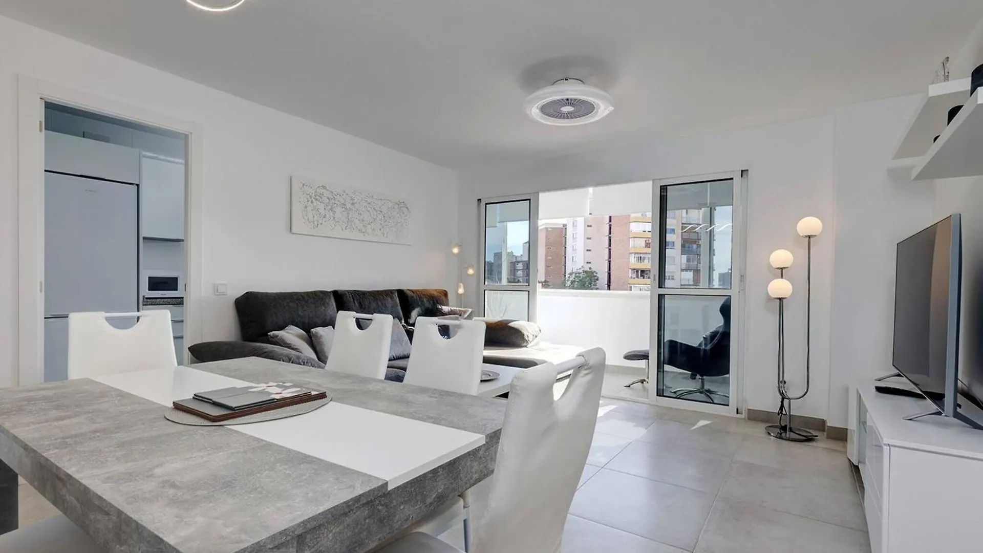 019 Stylish 3 Bed Ibensa Square Apt, Near Beach & Bars Benalmádena Appartement