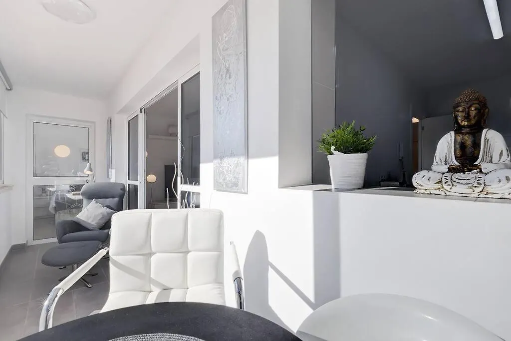 Apartment 019 Stylish 3 Bed Ibensa Square Apt, Near Beach & Bars Benalmadena