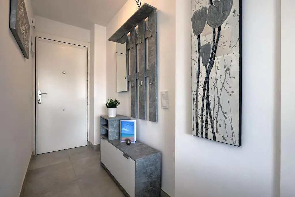 019 Stylish 3 Bed Ibensa Square Apt, Near Beach & Bars Benalmádena