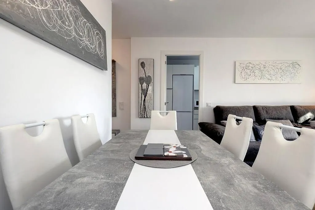 019 Stylish 3 Bed Ibensa Square Apt, Near Beach & Bars Benalmadena Apartment