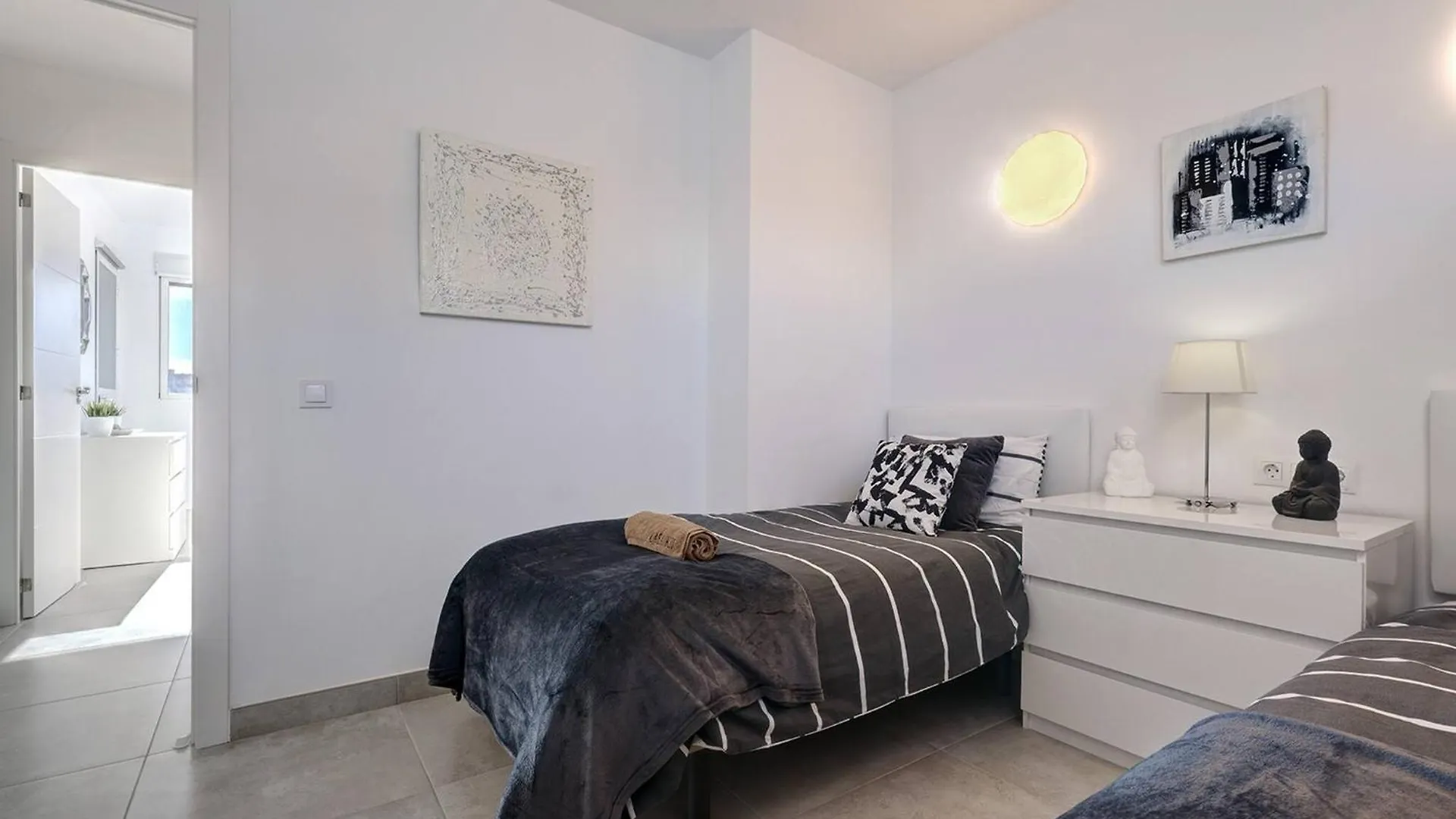 019 Stylish 3 Bed Ibensa Square Apt, Near Beach & Bars Benalmadena