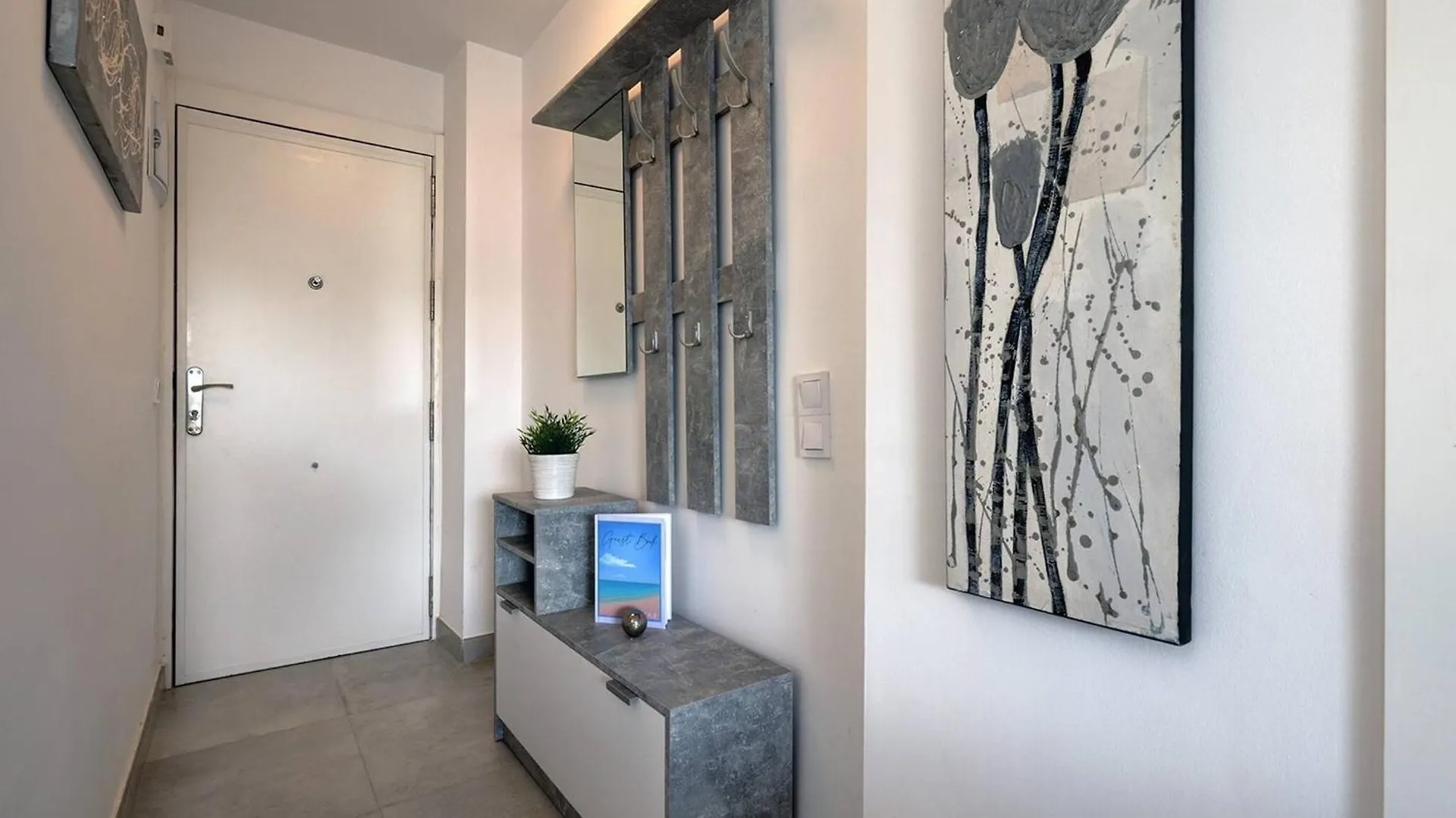 Apartment 019 Stylish 3 Bed Ibensa Square Apt, Near Beach & Bars Benalmadena