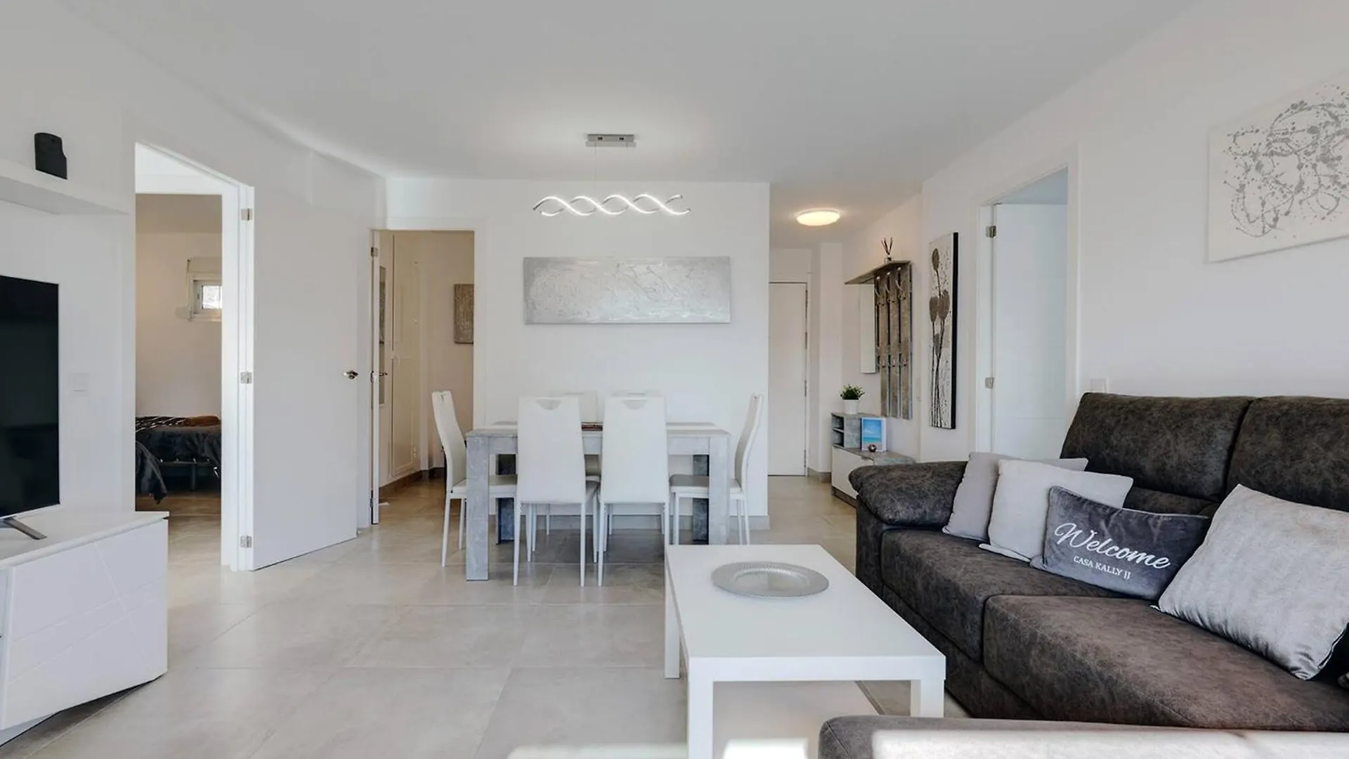 019 Stylish 3 Bed Ibensa Square Apt, Near Beach & Bars Benalmádena Spanien
