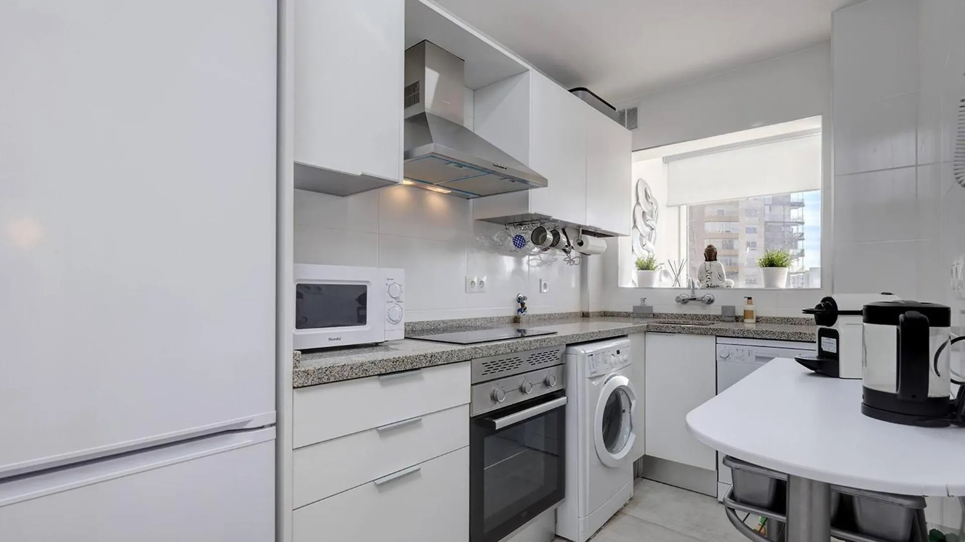 019 Stylish 3 Bed Ibensa Square Apt, Near Beach & Bars Benalmádena Lejlighed