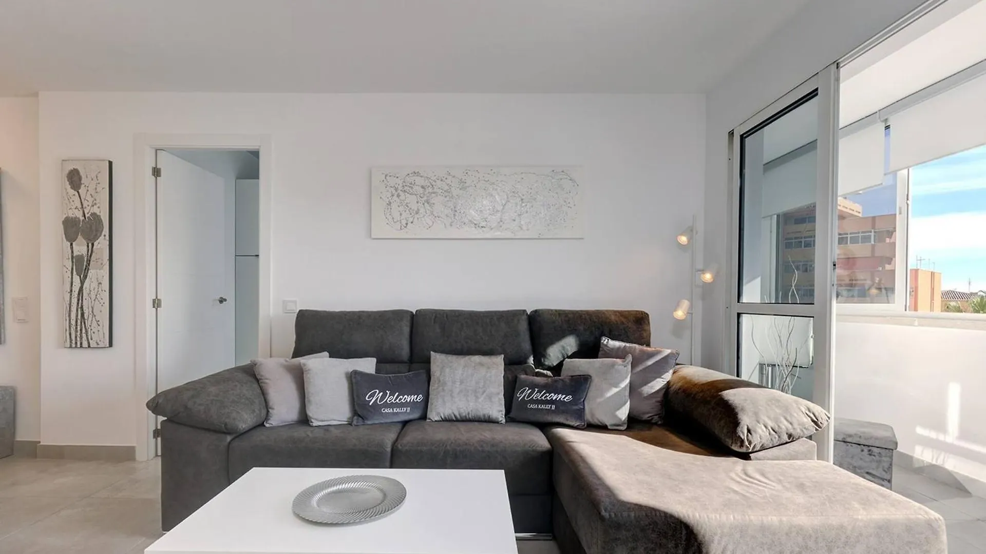 Apartment 019 Stylish 3 Bed Ibensa Square Apt, Near Beach & Bars Benalmadena Spain