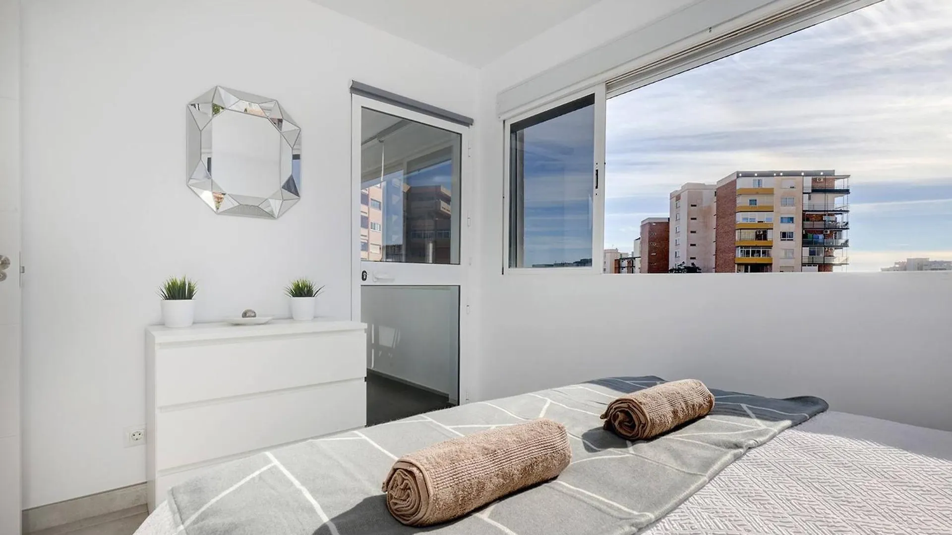 Apartment 019 Stylish 3 Bed Ibensa Square Apt, Near Beach & Bars Benalmadena