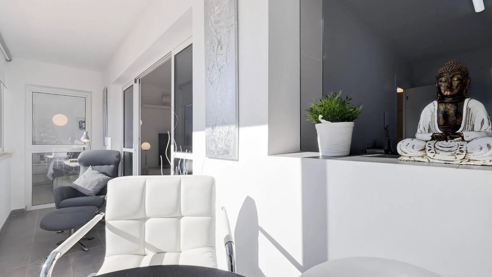 019 Stylish 3 Bed Ibensa Square Apt, Near Beach & Bars Benalmadena