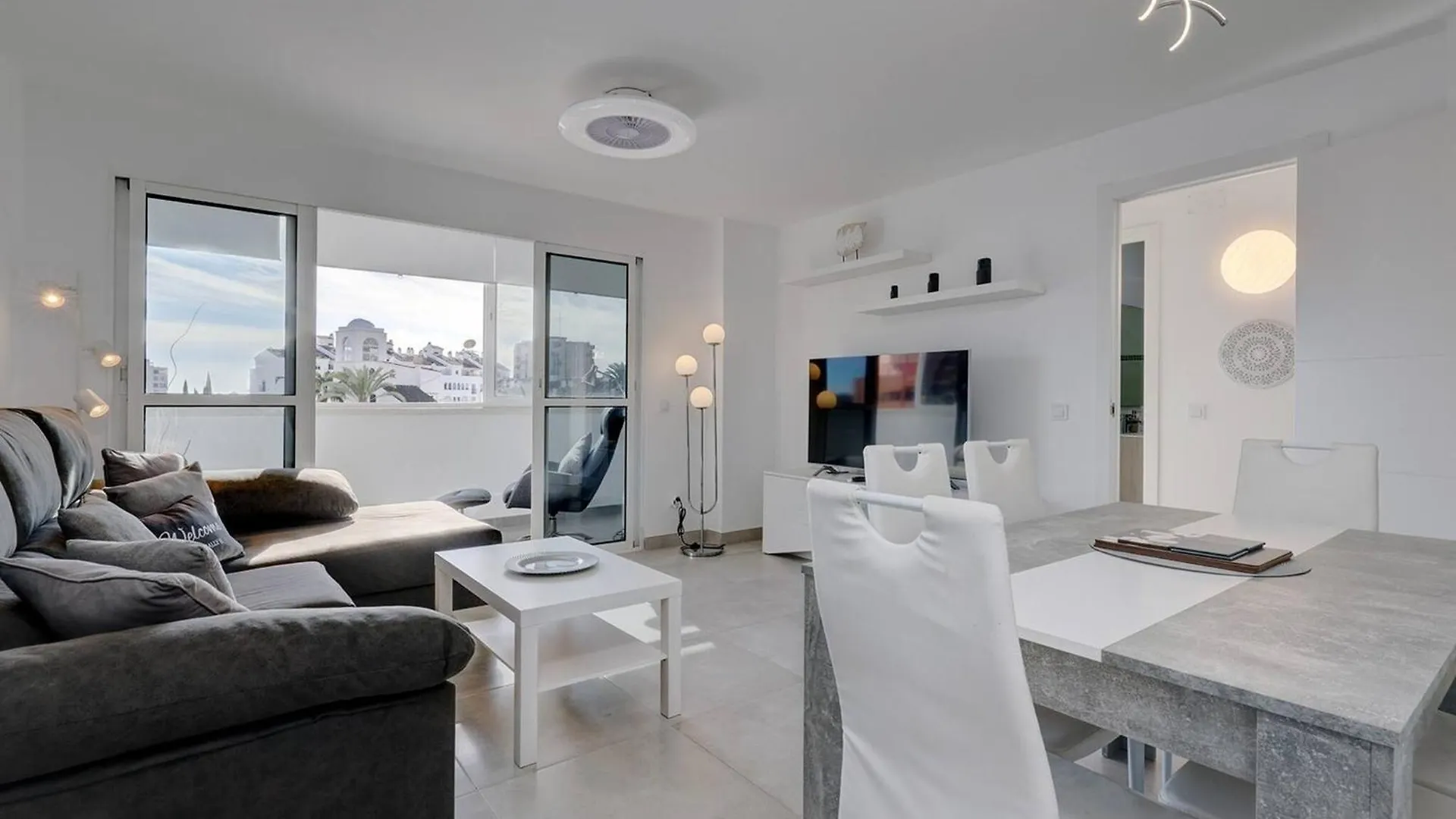 Apartment 019 Stylish 3 Bed Ibensa Square Apt, Near Beach & Bars Benalmadena