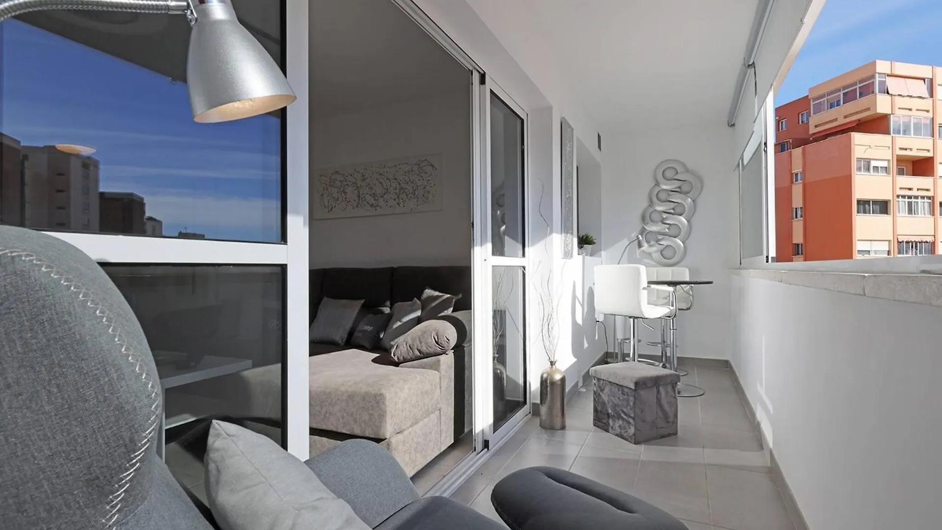 019 Stylish 3 Bed Ibensa Square Apt, Near Beach & Bars Benalmadena Spain