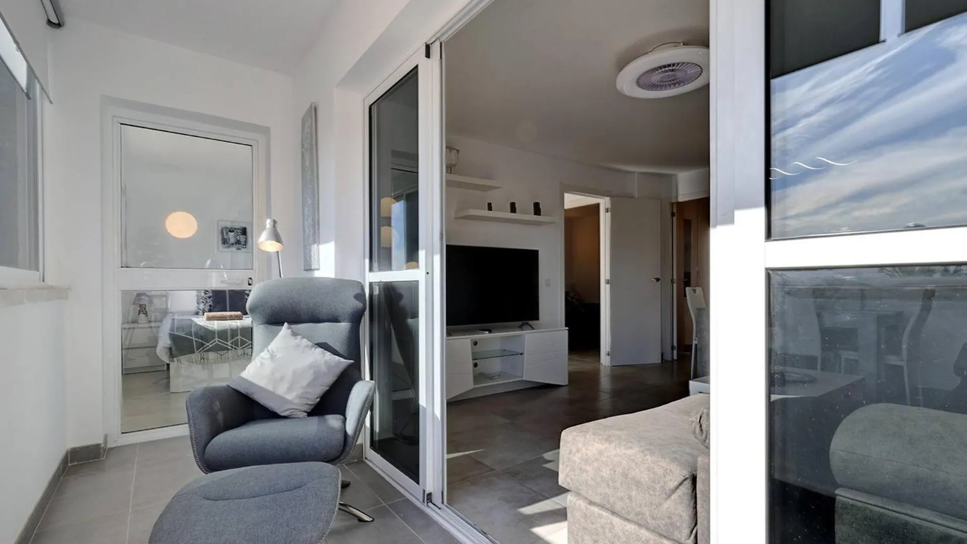019 Stylish 3 Bed Ibensa Square Apt, Near Beach & Bars Benalmádena